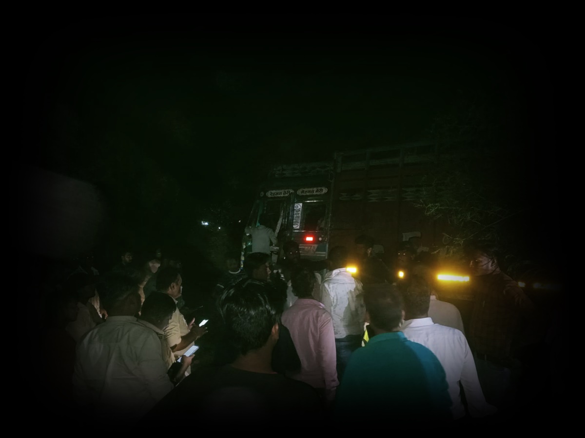 MP में भीषण सड़क हादसा : ट्रैक्टर से भिड़ंत के बाद सड़क किनारे खड़े लोगों पर चढ़ा ट्रक, गर्भवती महिला समेत चार की दर्दनाक मौत