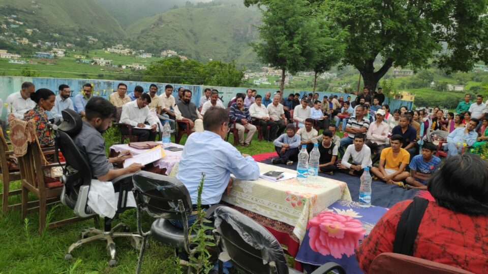 उधम सिंह नगर में CM के सचिव ने रात्रि चौपाल में सुनीं समस्याएं