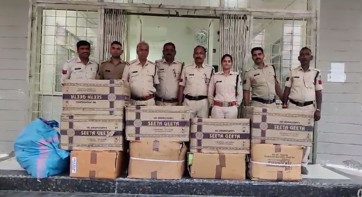 घर के अंदर रखे थे लाखों रुपए के अवैध पटाखे: पुलिस ने मारा छापा, आरोपी मकान मालिक गिरफ्तार   