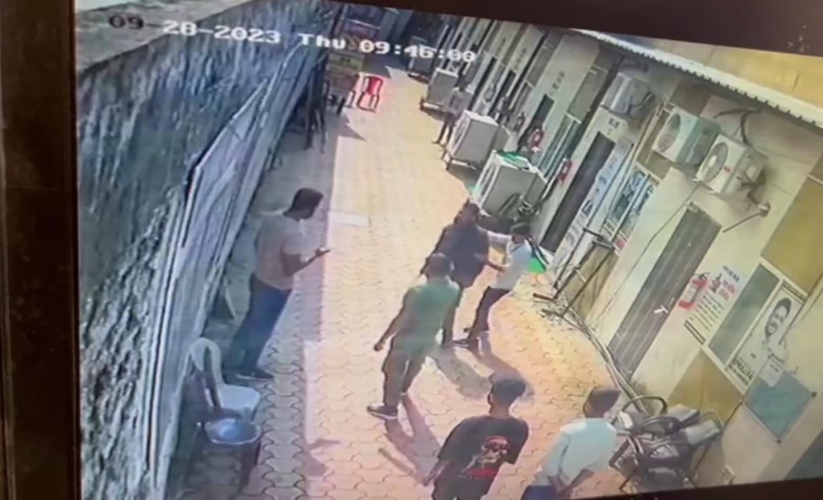 Coaching Center में गार्ड की गुंडागर्दी; आईकार्ड ले जाना भूला छात्र, गेट पर बैठे सुरक्षाकर्मी ने धारदार हथियार से धमकाया