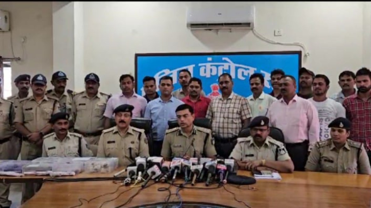 दोस्त पर जानलेवा हमला: दो फरार आरोपी गिरफ्तार, लड़की से बातचीत को लेकर मारी थी गोली, 1 पिस्टल, 4 कारतूस और बाइक जब्त   