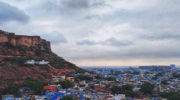 Rajasthan Weather Updates: राजस्थान में सर्द हवाओं ने बढ़ाई ठिठुरन, आज इन जगहों पर बारिश-ओलावृष्टि के आसार