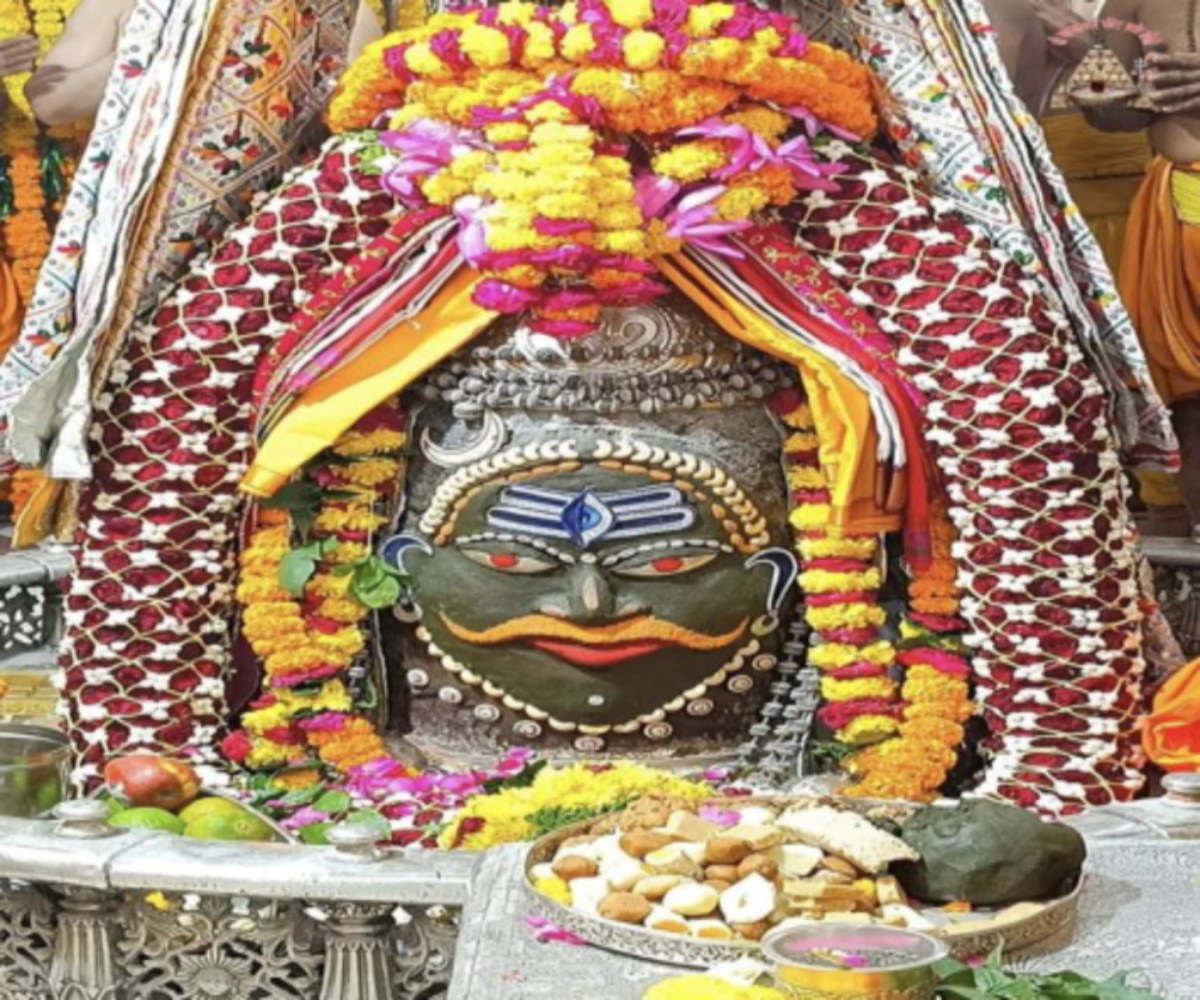 9 अक्टूबर भस्म आरती दर्शन: बाबा महाकाल का त्रिनेत्र स्वरूप में दिव्य श्रृंगार