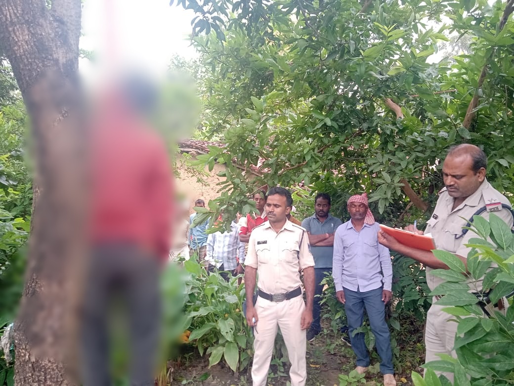 MP NEWS: आम के पेड़ से लटक कर दी जान, इस वजह से परेशान था युवक, परिजनों ने जताई ये आशंका