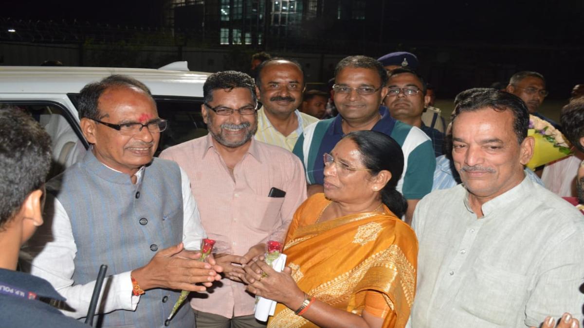 बीती रात जबलपुर एयरपोर्ट पहुंचे सीएम शिवराज: कार्यकर्ताओं ने किया स्वागत, सांसद सुमित्रा भी रहीं साथ