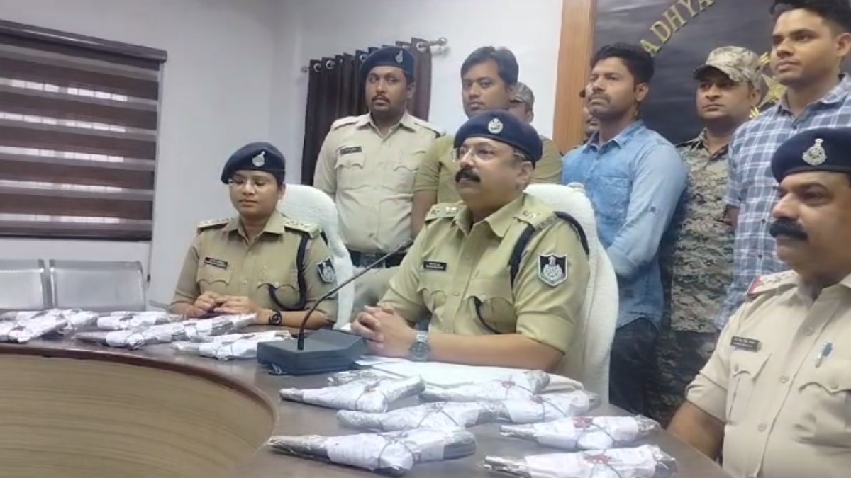 Morena News: पुलिस के हत्थे चढ़ा अंतरराज्यीय हथियार तस्कर, 17 देशी कट्टे के साथ 13 जिंदा कारतूस बरामद