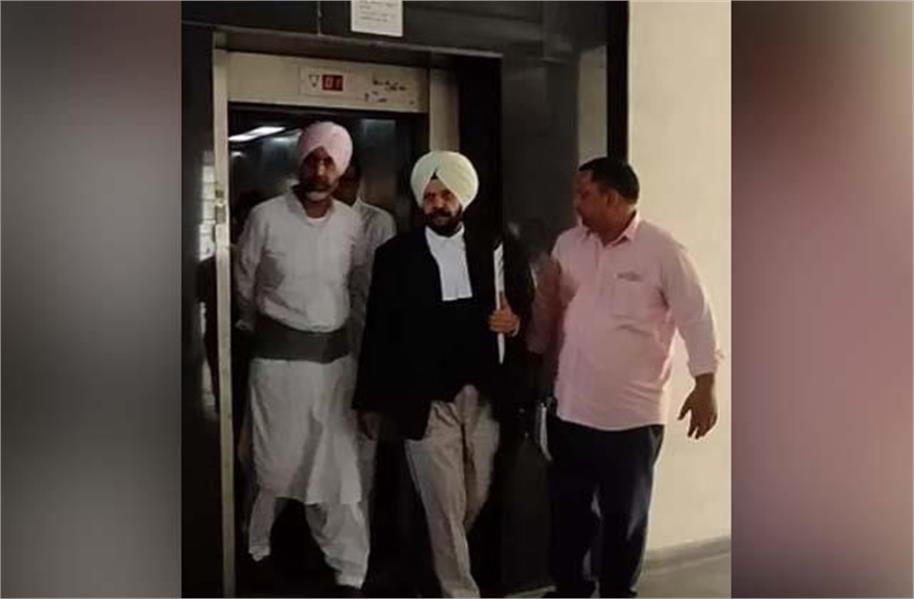 मनप्रीत बादल से पूछताछ, विजिलेंस टीम ने किया दफ्तर का दरवाजा बंद