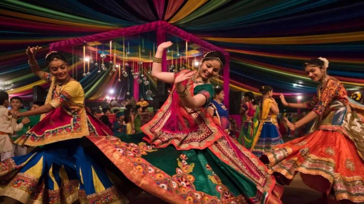 गरबे में मुसलमानों के प्रवेश पर रोक की मांगः विहिप ने सौंपा ज्ञापन, कहा- मर्यादित वस्त्र ही पहनकर आए