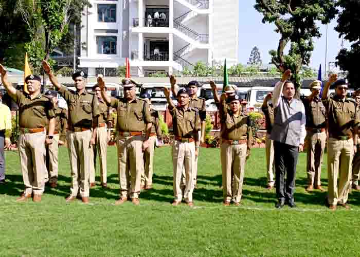 DGP ने देहरादून में पुलिसकर्मियों को दिलाई शपथ, CM धामी ने किया लौह पुरुष को नमन