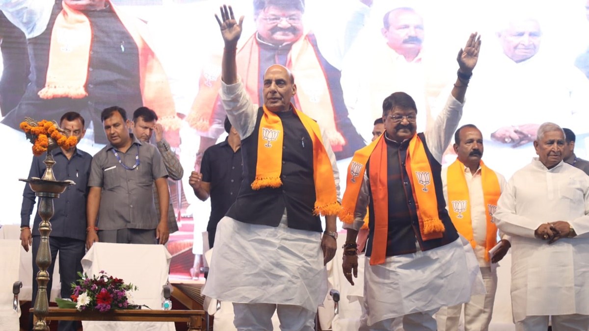 रक्षा मंत्री राजनाथ का कांग्रेस पर तंज: कहा- हम चांद के दक्षिणी ध्रुव पर चंद्रयान लैंड करा चुके, इनका राहुलयान आज तक लांच ही नहीं हुआ  