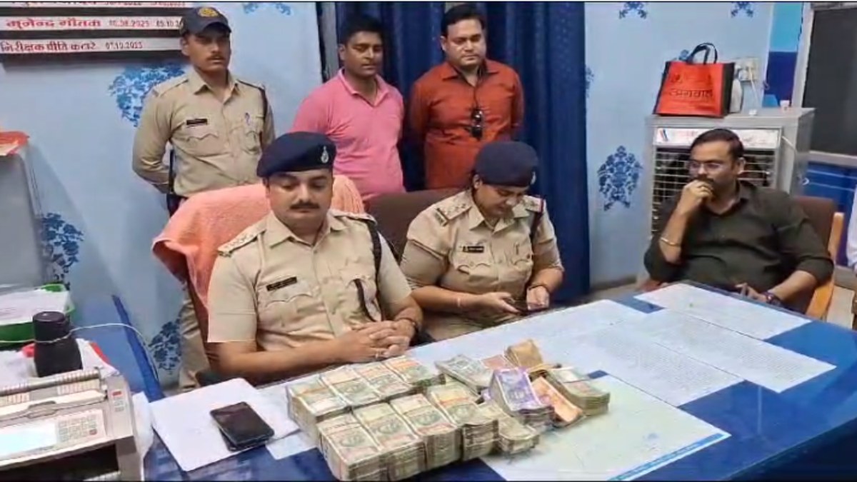 आचार संहिता में पुलिस की बड़ी कार्रवाई: चेकिंग के दौरान पिता-पुत्र से जब्त किए 21 लाख, पूछताछ में नहीं दे पाए सही जानकारी, रकम जब्त  