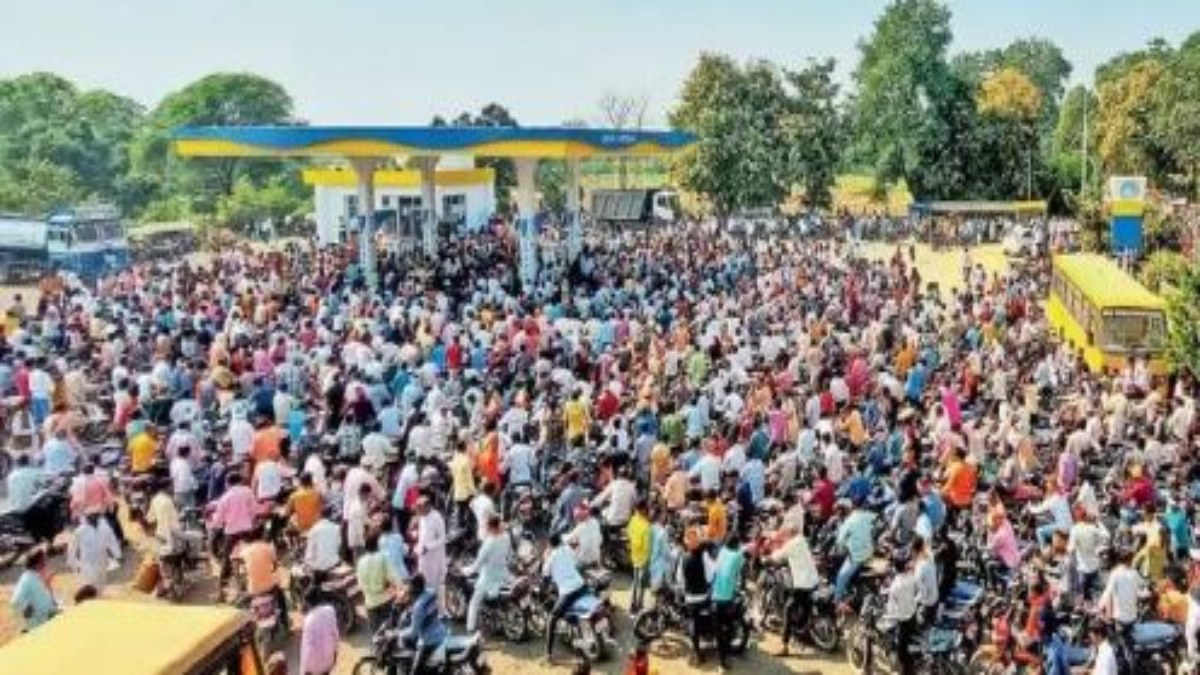 मंत्री की नामांकन रैली में पेट्रोल भरवाने उमड़ी भीड़, हर बाइक में 2 लीटर पेट्रोल की पर्ची, VIDEO वायरल