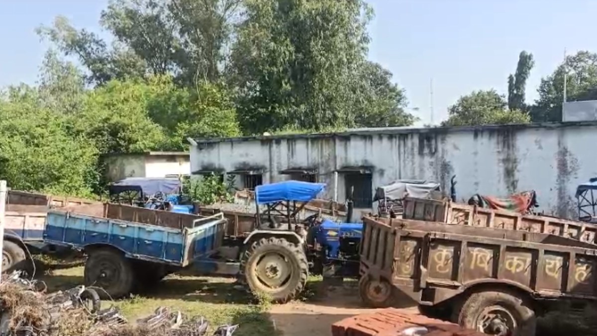 अवैध रेत खनन पर बड़ा एक्शन: 4 थानों की पुलिस ने खदान में दी दबिश, 7 ट्रैक्टर ट्रॉली समेत 20 लाख से अधिक का माल जब्त 