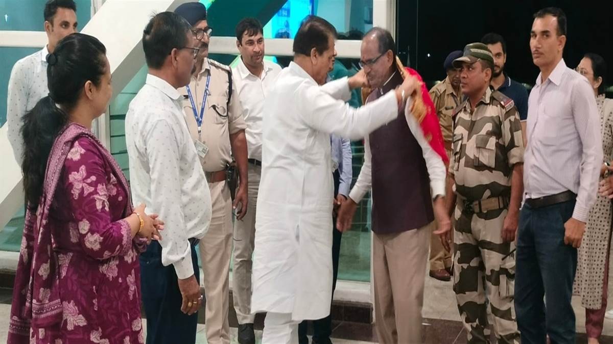 चुनाव का ऐलान होते ही सीएम शिवराज पहुंचे देवभूमि उत्तराखंड, संतो का लिया आशीर्वाद 