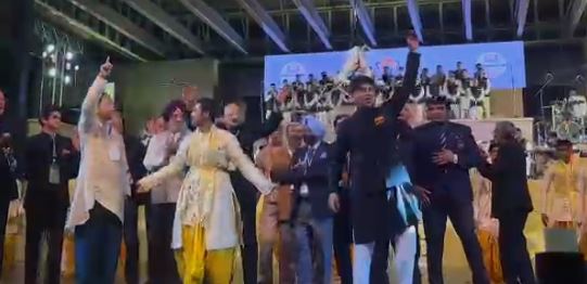केंद्रीय मंत्री का दिखा अलग अंदाज: स्टेज पर सिंधिया ने किया जबरदस्त डांस, VIDEO वायरल 