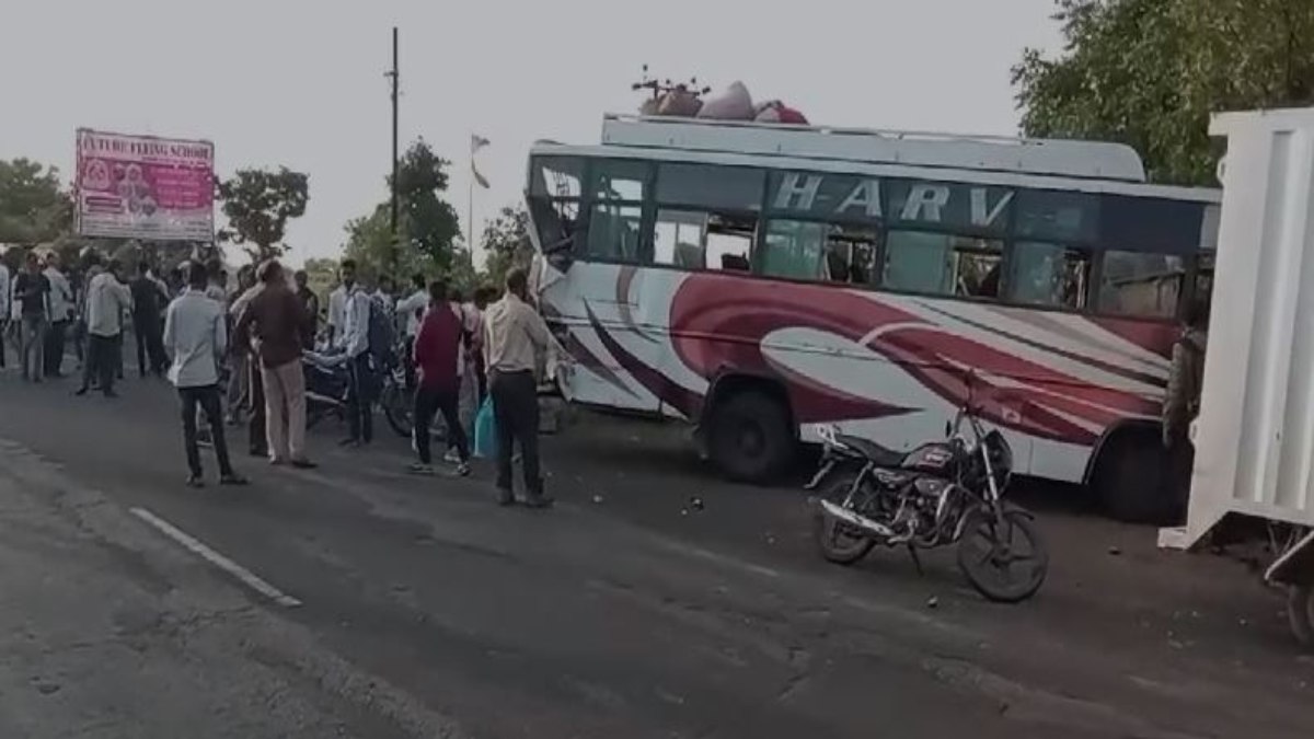 खरगोन में सड़क हादसा: यात्री बस को कंटेनर ने मारी टक्कर, एक पुलिसकर्मी समेत 8 लोग घायल, इलाज जारी