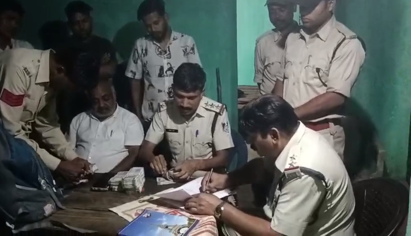 MP में पकड़ाए छत्तीसगढ़ के तीन युवक, बाइक में ले जा रहे थे लाखों रुपए, जांच में जुटी पुलिस 