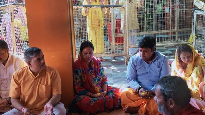 Rajasthan Politics: वसुंधरा राजे पहुंची दतिया, पीतांबरा पीठ में पूजा-अर्चना कर कराया कन्या भोज