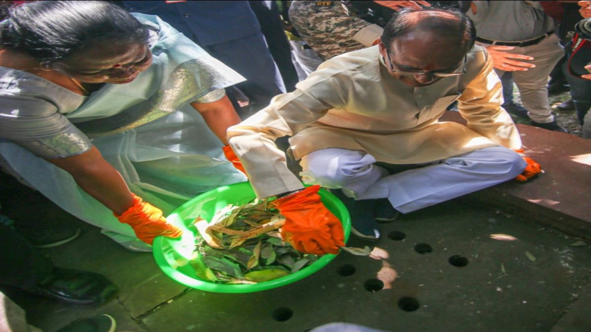 स्वच्छता ही सेवा अभियान: सीएम ने आजीविका मार्ट का किया उद्घाटन, शिवराज ने सफाई कर दिया स्वच्छता का संदेश, राहुल के बयान पर बोले- वो तो ये वाला सूटकेस भी सर पर रख कर चलते हैं