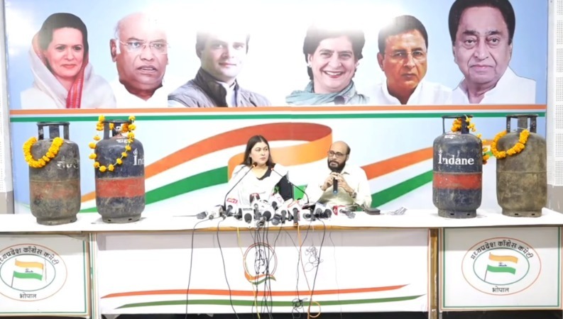 महंगाई पर सियासत: रागिनी नायक ने गैस सिलेंडर पर माला डालकर दी श्रद्धांजलि, कहा- उज्जवला योजना रसोई की शोपीस बन गई है