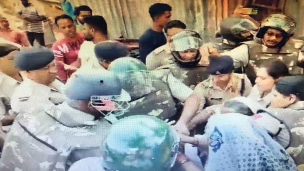 करोड़ों रुपए की बेशकीमती जमीन अवैध अतिक्रमण से मुक्त, पुलिस और नगर पालिका ने की संयुक्त कर्रवाई