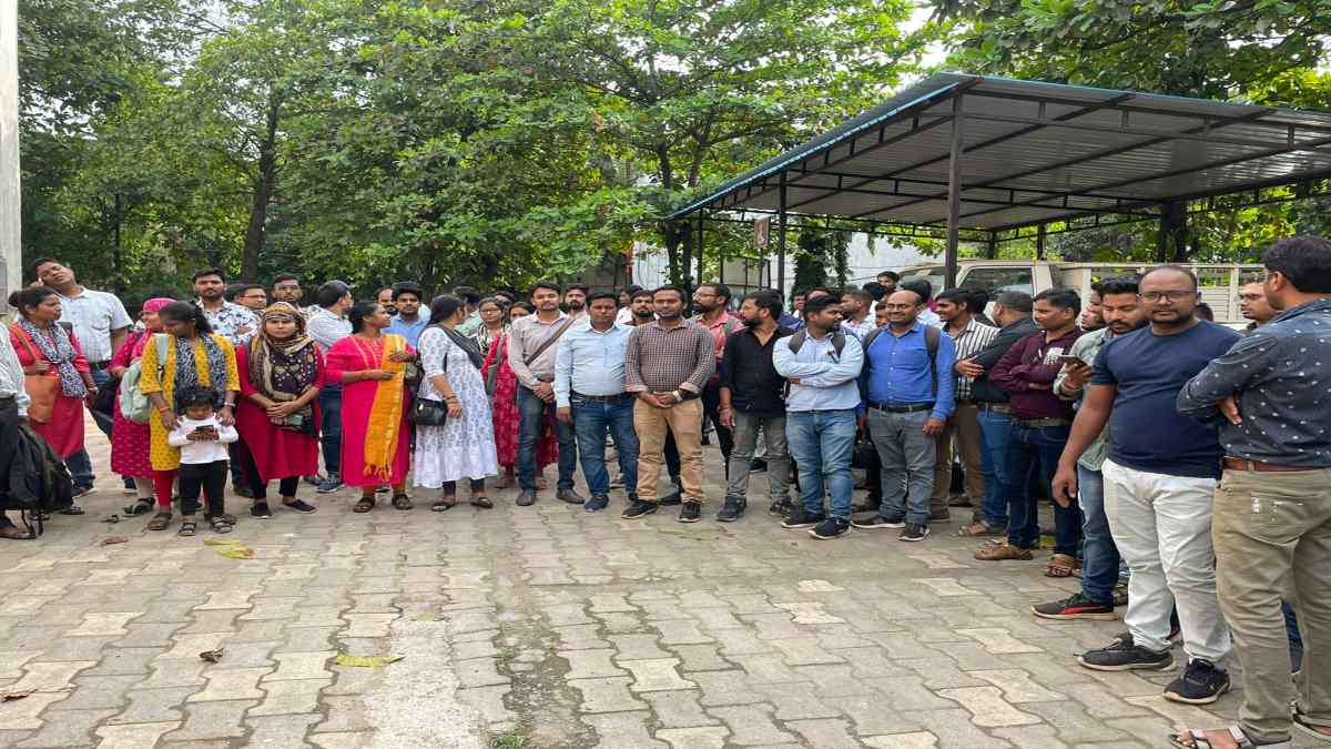 वेतन नहीं मिलने से व्यवसायिक प्रशिक्षकों में आक्रोश, समग्र शिक्षा कार्यालय पहुंच 10 सूत्रीय मांगों को लेकर सौंपा ज्ञापन, दी ये चेतावनी