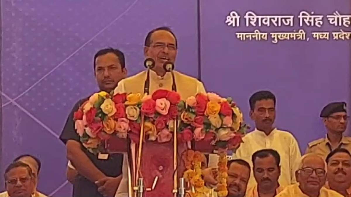CM Shivraj in Shahdol: भरी महफिल में सीएम शिवराज को इस शख्स ने बोल दिया I Love You; फिर मुख्यमंत्री ने दिया ये जवाब…