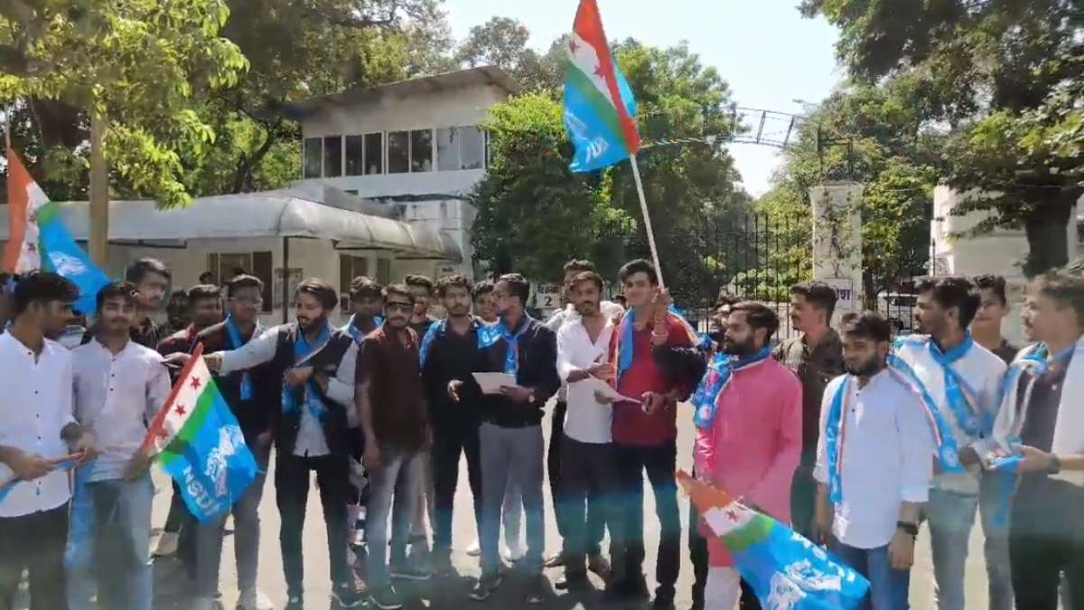 RGPV अनियमितताओं को लेकर NSUI का प्रदर्शन: विश्वविद्यालय पर लगाया भ्रष्टाचार का आरोप, कार्रवाई की मांग को लेकर सौंपा ज्ञापन
