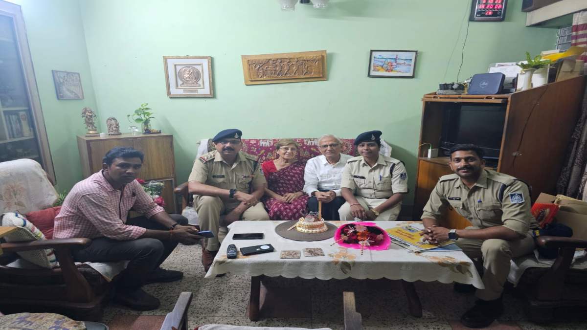 MP पुलिस की अनोखी पहल: आस्था अभियान के तहत मना रही बुजुर्गों का जन्मदिन, समस्याओं का समाधान भी