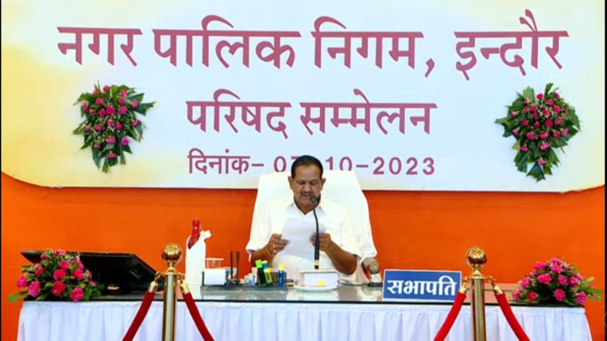 इंदौर नगर निगम परिषद की बैठक में जमकर हंगामाः पक्ष-विपक्ष में हंगामे के बीच 60 से ज्यादा प्रस्ताव पारित