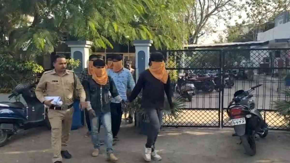 सलमान गैंग के 3 सदस्य गिरफ्तार, 25 मोबाइल फोन, अवैध हथियार समेत बाइक जब्त