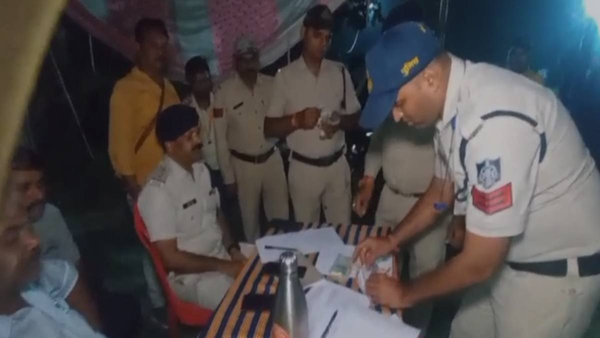 चेक पोस्ट पर पकड़ाए बाइक सवार: छग सीमा में पुलिस ने चेकिंग के दौरान जब्त किए 4.35 लाख रुपए