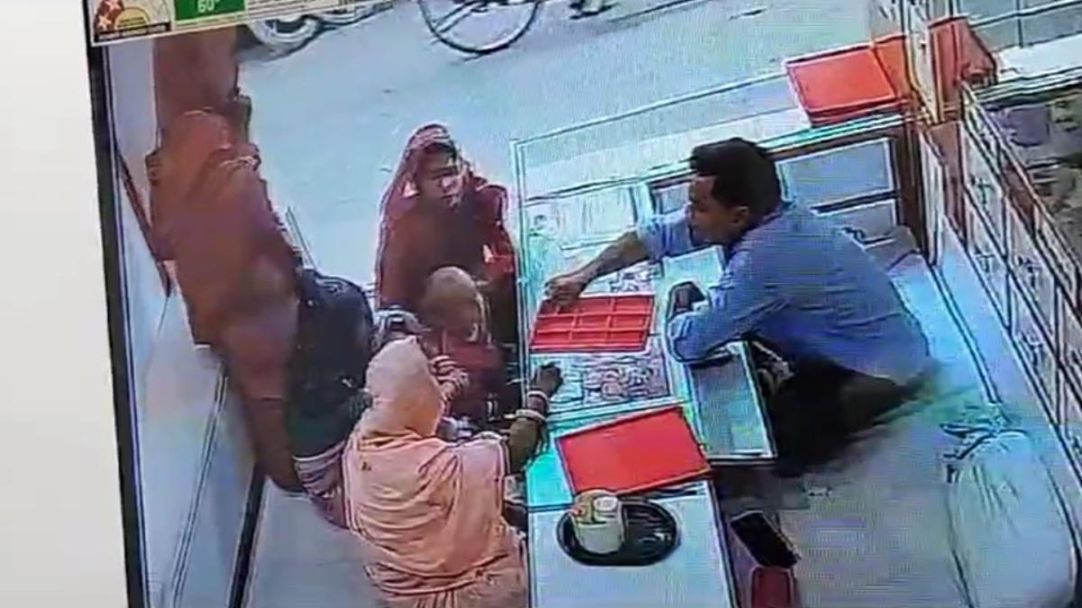 महिला चोरों के हौसले बुलंद: पलक झपकते ही ढाई लाख के गहनों पर किया हाथ साफ, वारदात CCTV कैमरे में कैद