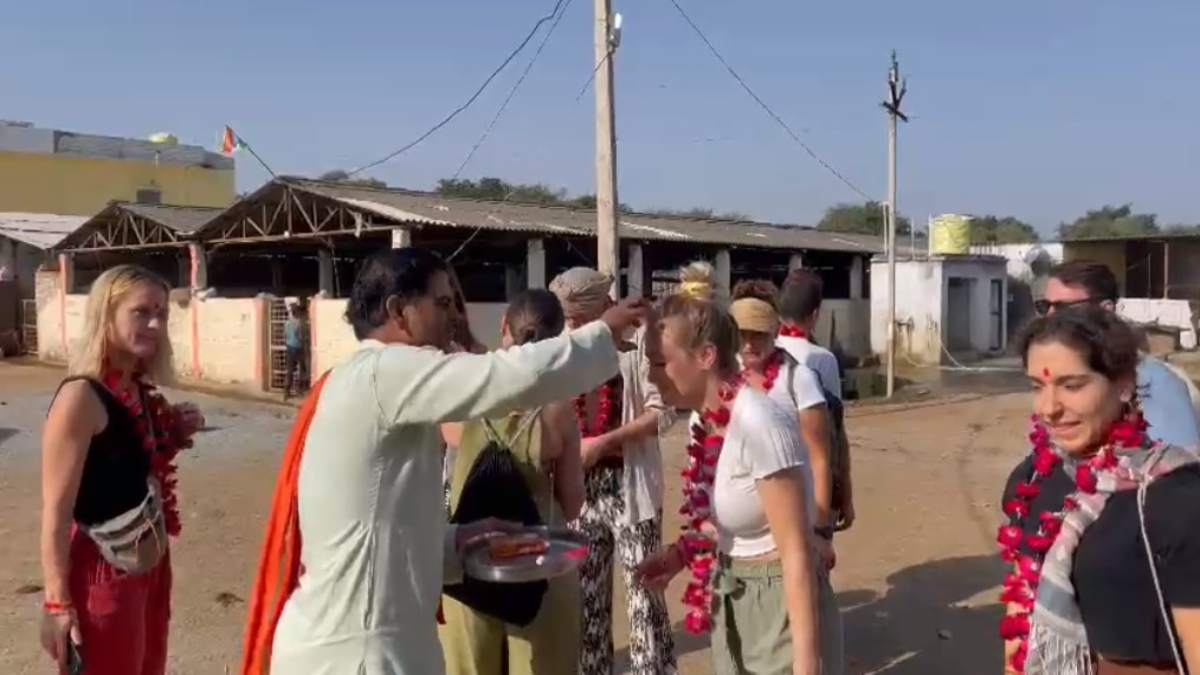 ओरछा घूमने आए विदेशी ग्रुप ने लिया गाय को गोद, पालन पोषण की ली ज़िम्मेदारी, यह रखा उसका नाम