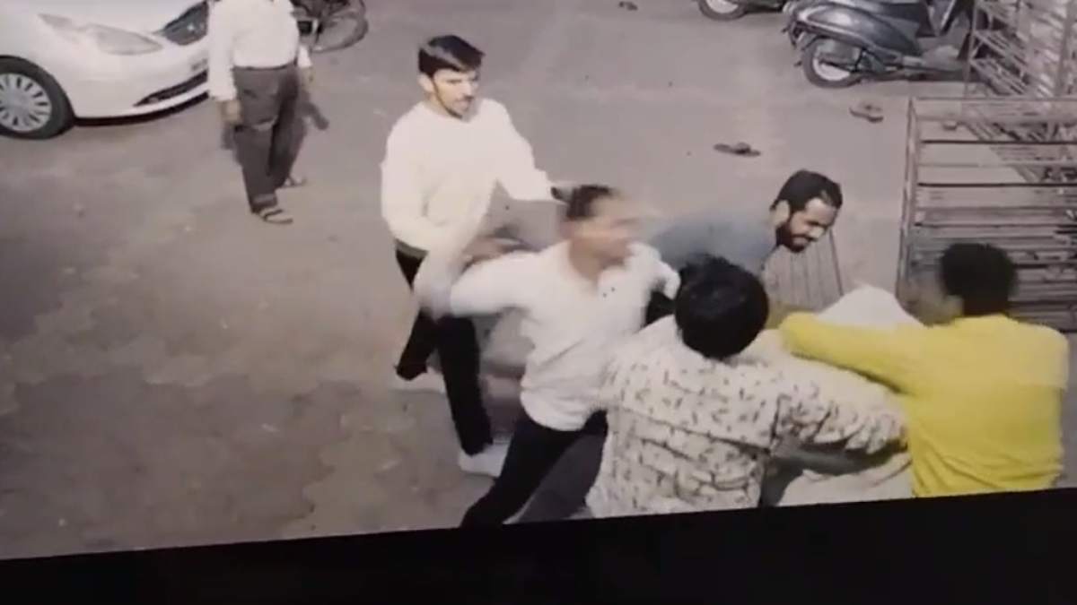 मंदिर दर्शन करने गए फाइनेंस कर्मचारी के साथ मारपीट, घटना CCTV कैमरे में कैद, पुलिस ने मामूली धाराओं में किया प्रकरण दर्ज