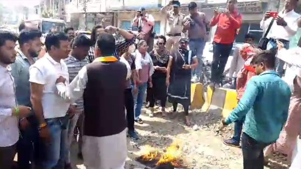 Madhya Pradesh Election 2023: कांग्रेस प्रत्याशी का विरोध, कार्यकर्ताओं ने पुतला दहन कर जताई नाराजगी, पुलिस ने की कार्रवाई