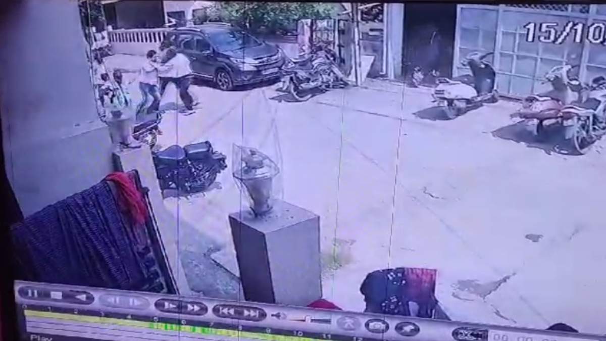 MP Crime: सिर्फ इस बात को लेकर हो गई जमकर मारपीट, पिटाई करते दोनों पक्ष सीसीटीवी कैमरे में कैद