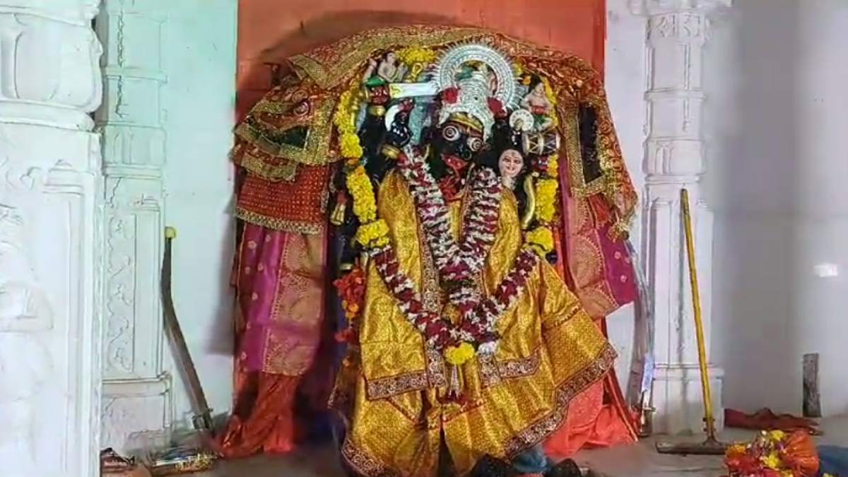 Navratri Special: MP के इस मंदिर में मां काली की टेढ़ी गर्दन, एक द‍िन के ल‍िए हो जाती है सीधी! जानिए क्या है रहस्य ?