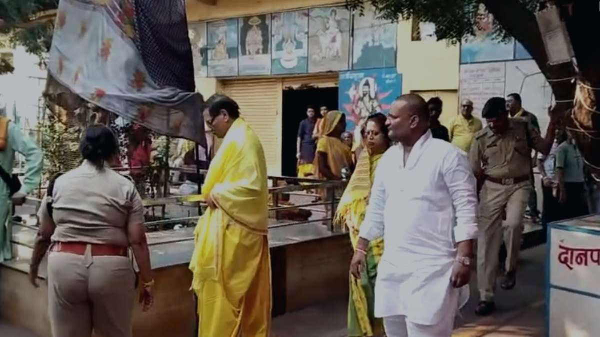 नवरात्रि का आज तीसरा दिन: बगलामुखी माता मंदिर दर्शन करने पहुंचे डीजीपी सुधीर सक्सेना, किया विशेष हवन अनुष्ठान