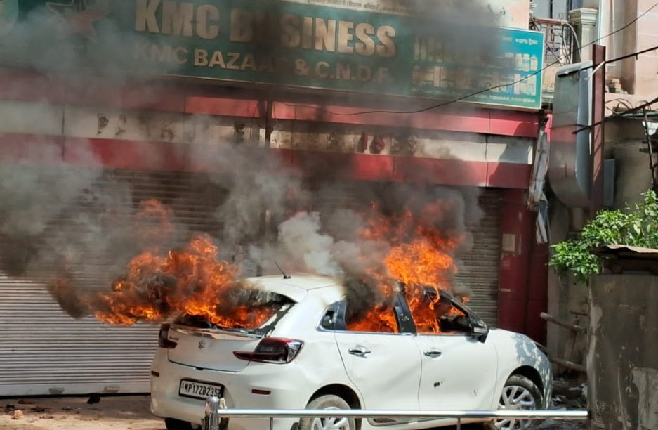 गार्ड को श्रमिकों से विवाद करना पड़ा भारीः दुकान के बाहर खड़ी कार पर लगाई आग, पुलिस पर किया पथराव, तीन थानेदार घायल