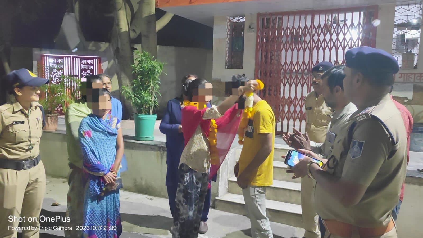 घर से भागे प्रेमी जोड़े की पुलिस ने कराई शादी: थाना परिसर में एक-दूसरे को पहनाई माला, युवती के परिजनों ने दर्ज कराई थी गुमशुदगी