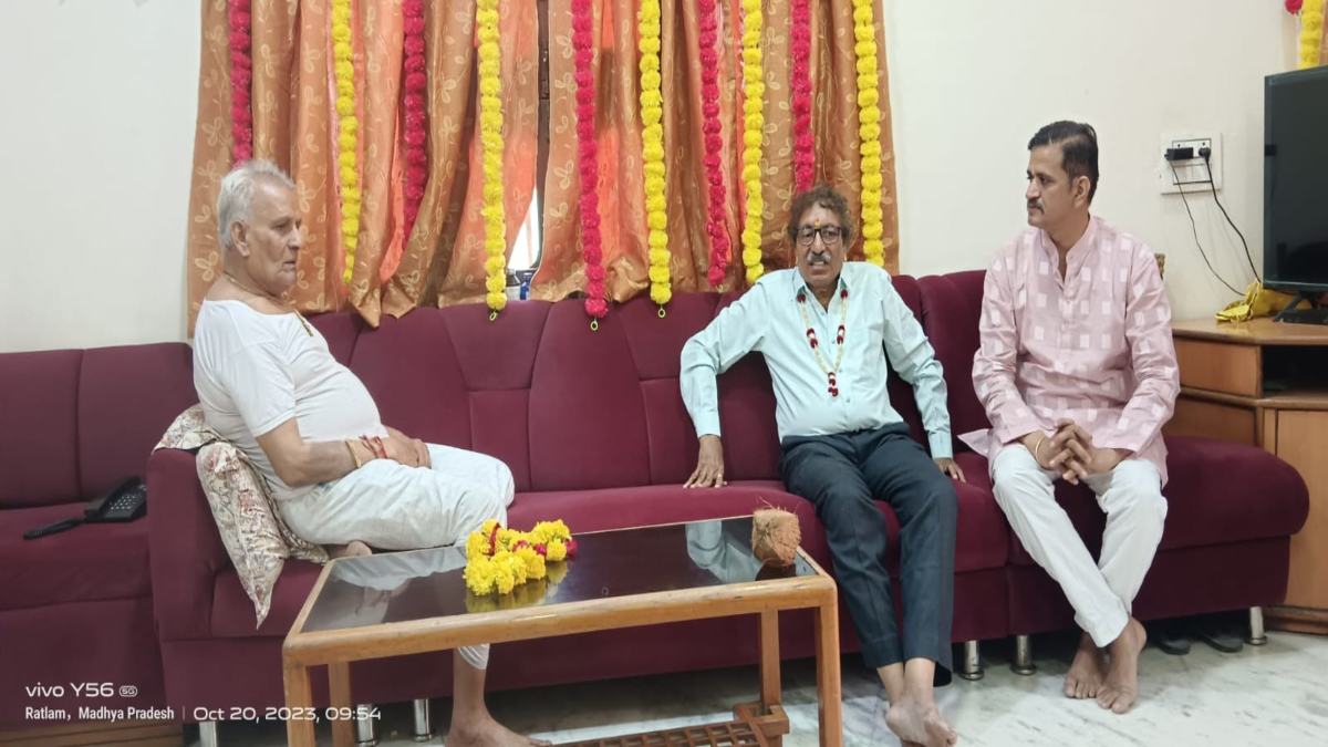 MP Election 2023: रतलाम बीजेपी उम्मीदवार चेतन्य कश्यप की बढ़ेगी मुश्किलें, पूर्व गृहमंत्री कोठारी से मिले कांग्रेस प्रत्याशी, सियासी चर्चा गर्म