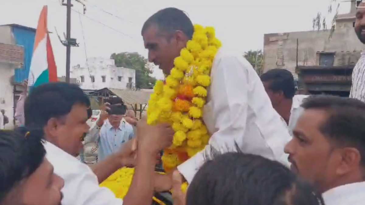 MP Elections: टिकट नहीं मिलने से नाराज कांग्रेस नेता, जनता से एक एक रुपए एकत्रित कर भरा नामांकन, कही ये बात…
