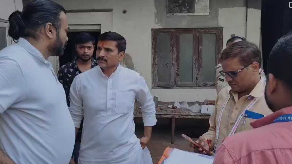 आचार संहिता उल्लंघन: इंदौर की इस विधानसभा में कांग्रेस प्रत्याशी के कार्यालय पहुंचा आयोग, बीजेपी ने लगाए ये आरोप