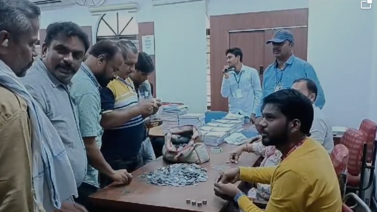 चुनाव में माननीयों के अजग-गजब रंगः 10 हजार के सिक्के लेकर पहुंचे नामांकन फॉर्म खरीदने, गिनने में कर्मचारियों के छूटे पसीने