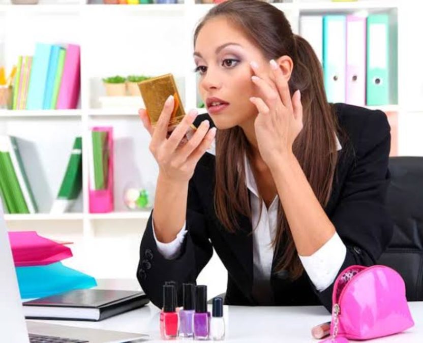 Beauty Tips for Working Women: आप भी हैं वर्किंग वुमन, तो आपके बैग में जरूर होनी चाहिए ये 4 जरूरी चीजें
