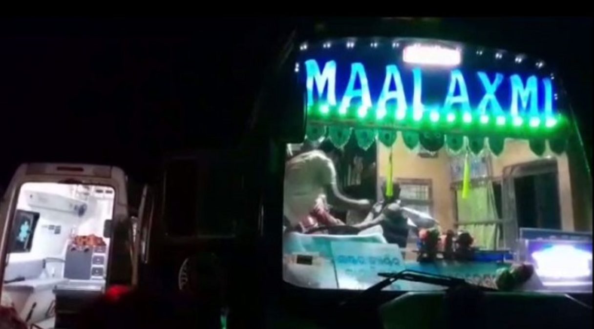 Odisha News: ओडिशा में बस चालक को गाड़ी चलाते समय दिल का दौरा पड़ा, यात्री बाल-बाल बचे