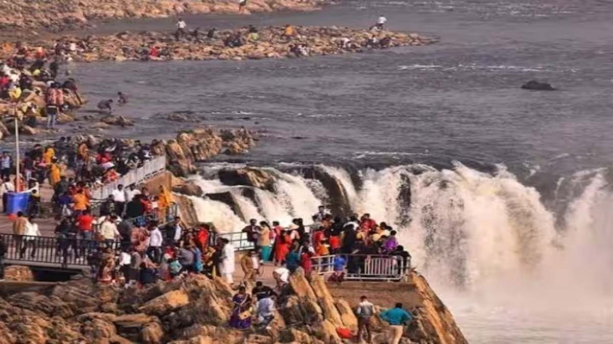Narmada Mahotsav: भेड़ाघाट में दो दिवसीय महोत्सव में साधना सरगम और सूफी गायक ममता ने दी प्रस्तुति