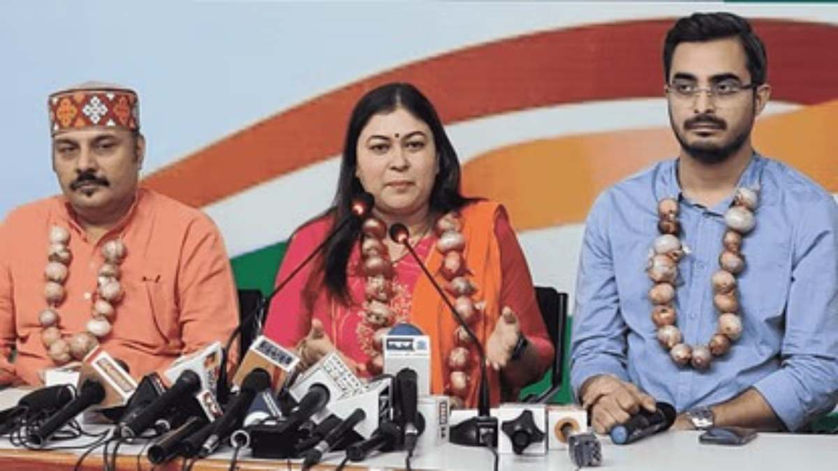 प्याज की माला पहनकर रागिनी नायक ने सरकार पर बोला हमला, कहा महंगाई, पेट्रोल, डीजल ने लाडली बहनों के जीवन को मुश्किल भरा बना दिया