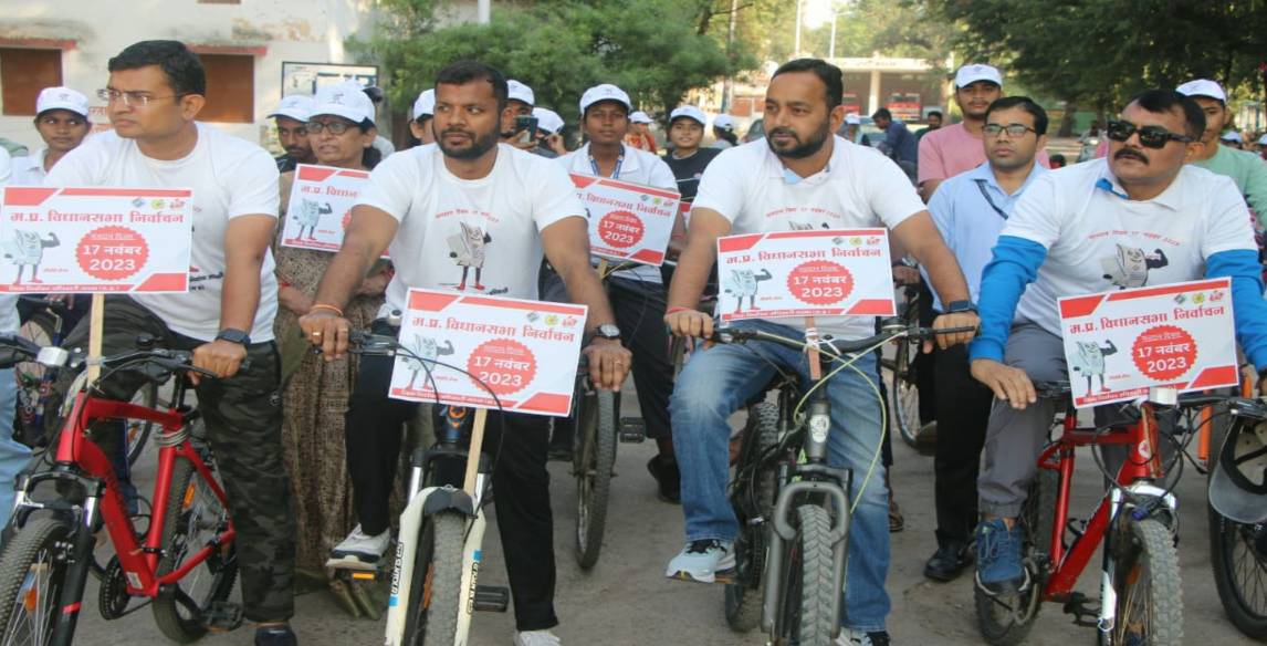 जिला निर्वाचन अधिकारी व कलेक्टर निकले साइकिल परः कम मतदान वाले क्षेत्रों के मतदाताओं को किया प्रेरित